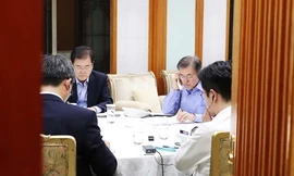 Tổng thống Hàn Quốc Moon Jae-in điện đàm với người đồng cấp Mỹ Donald Trump tại Nhà Xanh hôm 1/9. Ảnh" Yonhap