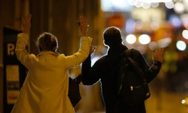 [Ảnh] Đại lộ Champs Elysees sau vụ IS xả súng vào cảnh sát