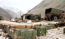 Binh sĩ Ấn Độ đang bốc dỡ đạn dược tại dãy Himalaya gần Drass, Kashmir. Ảnh: AP