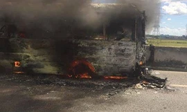 Ôtô cháy ngùn ngụt trên cao tốc Trung Lương.