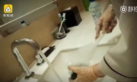 Video sốc: Nhân viên khách sạn 5 sao lấy cọ bồn cầu rửa cốc 