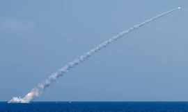 Tàu ngầm Nga phóng tên lửa hành trình Kalibr tấn công mục tiêu khủng bố ở Syria hôm 14/9. Ảnh: Sputnik