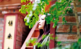 Linh Nga thăm lại ngôi chùa Hoàng Ân, nơi từng “dạy” cô chữ Nhẫn. Ảnh: Dương Đỗ