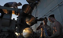 Các thủy thủ tàu tuần dương hỏa lực hạt nhân Pyotr Veliky sơn máy phóng tên lửa tại Tartus. Ảnh: Sputnik