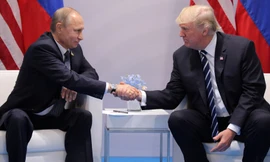 Ông Putin (trái) và ông Trump lần đầu gặp nhau hồi tháng 7. Ảnh: Reuters