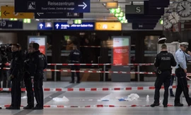 Cảnh sát Đức phong tỏa nhà ga xe lửa chính của Dusseldorf.