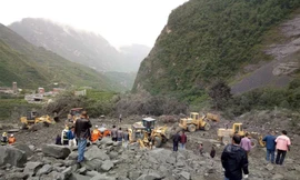 Công tác cứu hộ đang được tiến hành tại hiện trường vụ lở đất. Ảnh: Tân Hoa Xã