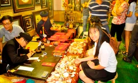 Ngày 15/1, phố ông đồ tại Nhà văn hóa Thanh niên TPHCM đã chính thức hoạt động đón Tết Nguyên đán 2017. 