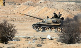 Xe tăng T-72 của quân đội Syria tham gia chiến dịch giải phóng Deir ez-Zor. Ảnh: Sputnik