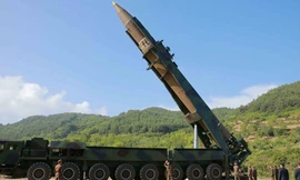 Tên lửa được cho là Hwasong-14 của Triều Tiên. Ảnh: KCNA