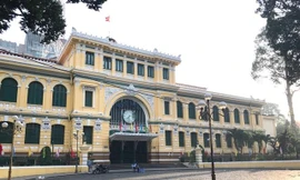 Khoảng sân Bưu điện thành phố vắng khách, chỉ có bóng dáng bảo vệ túc trực.