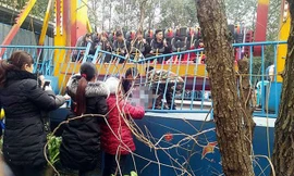 Nạn nhân được sơ cứu tại hiện trường.