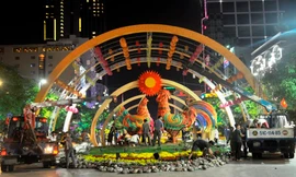 Đúng 22h tối 1/2 đường hoa Nguyễn Huệ chính thức đóng cửa, lực lượng công nhân thu dọn ngay trong đêm.