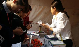 Sinh viên tham quan các gian hàng sáng tạo, khởi nghiệp.