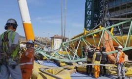 Hiện trường vụ sập cần cẩu tại xưởng đóng tàu của Samsung. Ảnh: Reuters