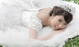 Bộ ảnh cưới lấy đi nước mắt của không ít cư dân mạng thuộc về Q May Chen (28 tuổi), đến từ Đài Loan (Trung Quốc), đang chiến đấu với tử thần hàng ngày vì căn bệnh ung thư vú quái ác.