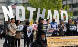 Các nhà hoạt động vì môi trường tổ chức biểu tình phản đối THAAD tại quảng trường Gwanghwamun ở Seoul vào ngày 28/4. Ảnh: Yonhap