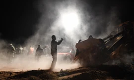 Quân đội Syria khai quật mộ tập thể ở Raqqa. Ảnh: AFP