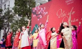 Cư dân nhí Vinhomes thể hiện năng khiếu ca vũ trong chương trình khai mạc