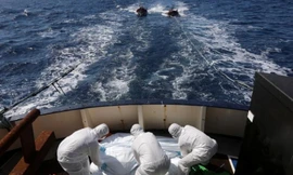 Cơ quan cứu trợ Tây Ban Nha vớt thi thể các nạn nhân trong vụ hai thuyền di cư bị chìm trên biển Địa Trung Hải. Ảnh: Reuters