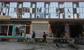 Người dân dọn dẹp sau vụ nổ ngày 1/3. Ảnh: Reuters