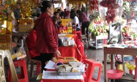 Tại các quầy hàng, dịch vụ đổi tiền lẻ lấy chênh lệch vẫn diễn ra công khai.