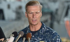 Phó Đô đốc Joseph Aucoin, Tư lệnh Hạm đội 7 Hải quân Mỹ, đóng quân tại Yokosuka, Nhật Bản.