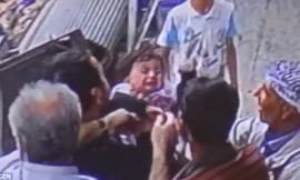 Người qua đường cứu sống bé gái rơi từ ban công chung cư.