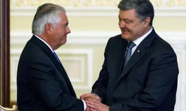 Ngoại trưởng Mỹ Rex Tillerson (trái) bắt tay Tổng thống Ukraine Petro Poroshenko. Ảnh: Reuters