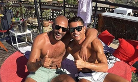 Badr Hari (trái) thân thiết với Ronaldo.