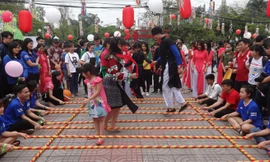 Sinh viên Việt - Nhật háo hức đi cà kheo, nhảy sạp