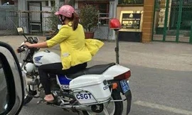 Hình ảnh cô gái mặc thường phục lái xe chuyên dụng của CSGT gây xôn xao cộng đồng mạng.