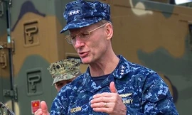 Phó Đô đốc Joseph Aucoin, Tư lệnh Hạm đội 7 Hải quân Mỹ.