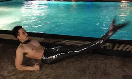 Cao Thái Sơn hóa "chàng tiên cá" bên bể bơi. Ảnh: Facebook nhân vật