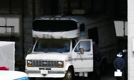 Cảnh sát khám nghiệm chiếc xe cắm trại của nghi phạm Shibuya.