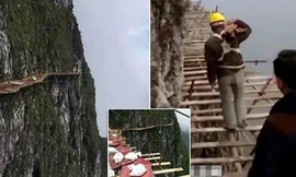 Hãi hùng công nhân Trung Quốc cheo leo trên vách núi xây cầu treo
