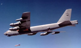 Máy bay B-52 phóng thử nghiệm JASSM.