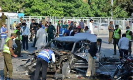 Hiện trường vụ đánh bom xe tự sát. Ảnh: Tân Hoa Xã