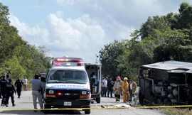 Hiện trường vụ tai nạn xe buýt ở đông nam Mexico. Ảnh: AP