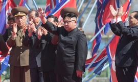 Chủ tịch Triều Tiên Kim Jong-un (giữa). Ảnh: sputnik