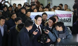 Người thừa kế tập đoàn Samsung Lee Jae-yong xuất hiện trước trụ sở cơ quan điều tra vào sáng 12/1. Ảnh: Yonhap