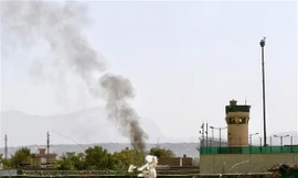 Cột khói bốc lên từ khu vực sân bay quốc tế Kabul ngày 27/9. Ảnh: Reuters