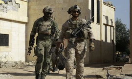 Hai lính đặc nhiệm Mỹ tuần tra trong làng Fatisah tại Raqqa, Syria vào 25/5/2016. Ảnh: AFP