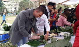 Sinh viên Việt Nam và du học sinh nước ngoài tại Việt Nam cùng nhau gói bánh chưng.