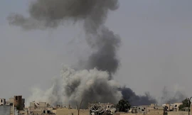 Những cột khói cao ngút trời và các công trình đổ nát từ lâu đã là hình ảnh quen thuộc ở Raqqa. Ảnh: Reuters