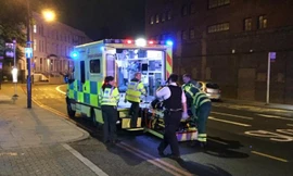 Một nạn nhân được đưa lên xe cứu thương. Ảnh: Reuters