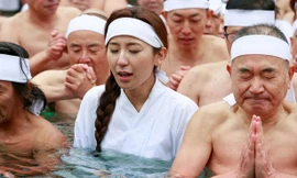 Người Nhật ngâm trong nước đá để cầu bình an, khỏe mạnh vào năm mới.