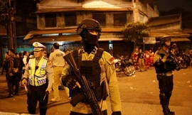 Cảnh sát vũ trang phong tỏa hiện trường vụ đánh bom kép tại trạm xe buýt ở Jakarta.