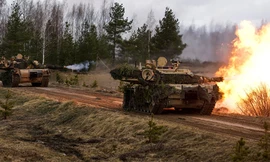 Xe tăng M1 Abrams do Mỹ sản xuất tập trận gần biên giới Nga. Ảnh: Sputnik