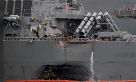 Tàu khu trục USS John S.McCain bị đâm thủng sau vụ va chạm với tàu buôn hôm 21/8. Ảnh: Reuters